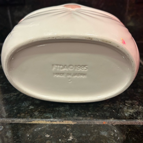 Vintage 1985 FTDA ceramic basket planter with a heart motif. - Picture 4 of 4